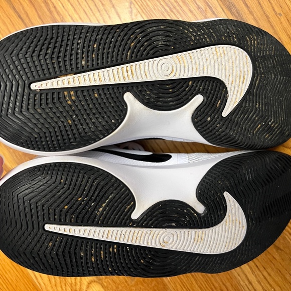 Nike Men's White and Black Basketball Shoes - Picture 2 of 4